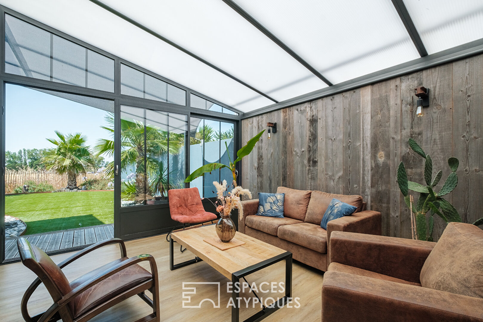 Family room with generous volumes and its indoor swimming pool