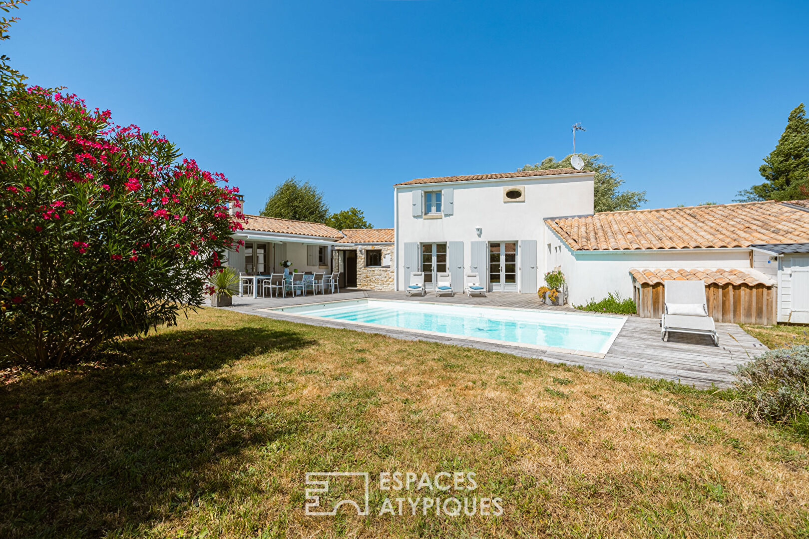 Villa contemporaine entre ciel bleu, sable chaud et vie de village