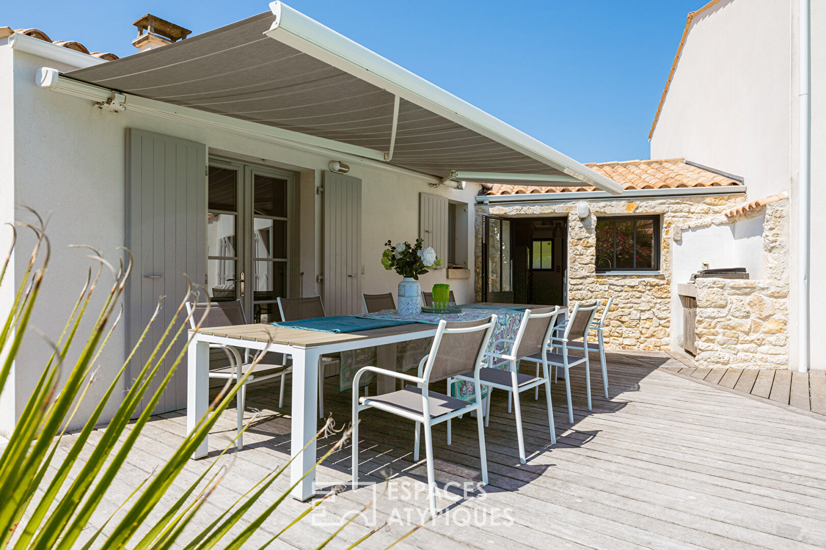 Villa contemporaine entre ciel bleu, sable chaud et vie de village