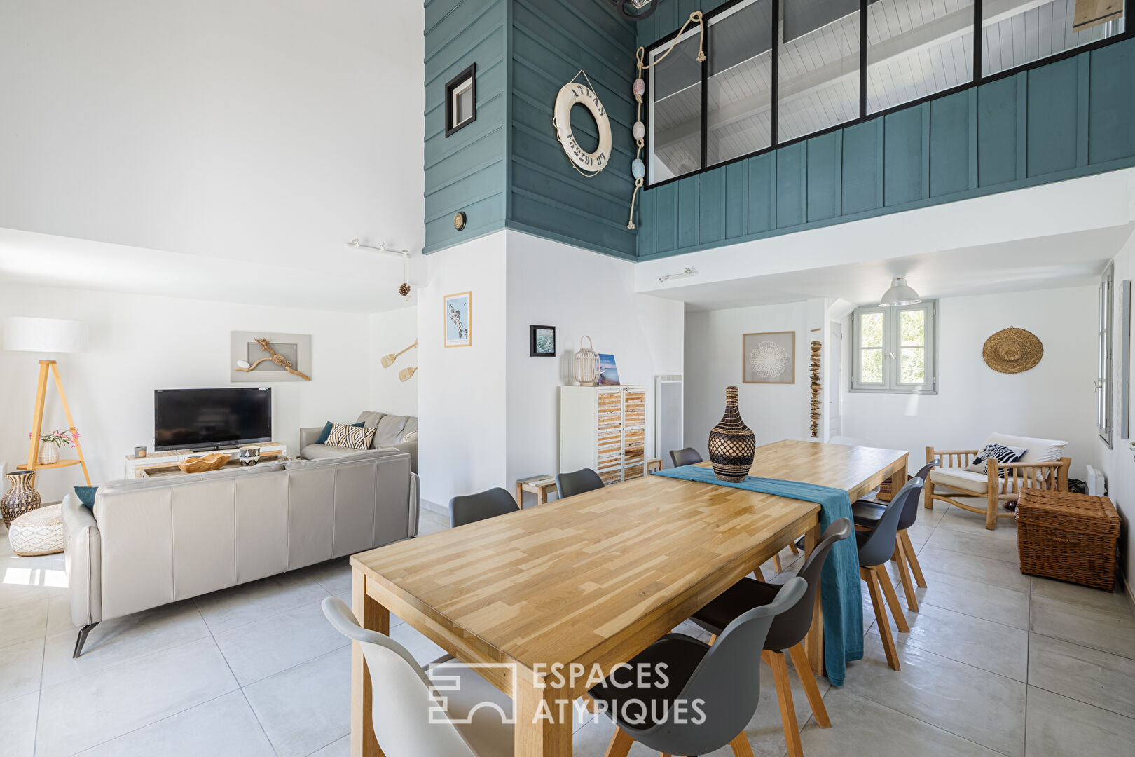 Villa contemporaine entre ciel bleu, sable chaud et vie de village