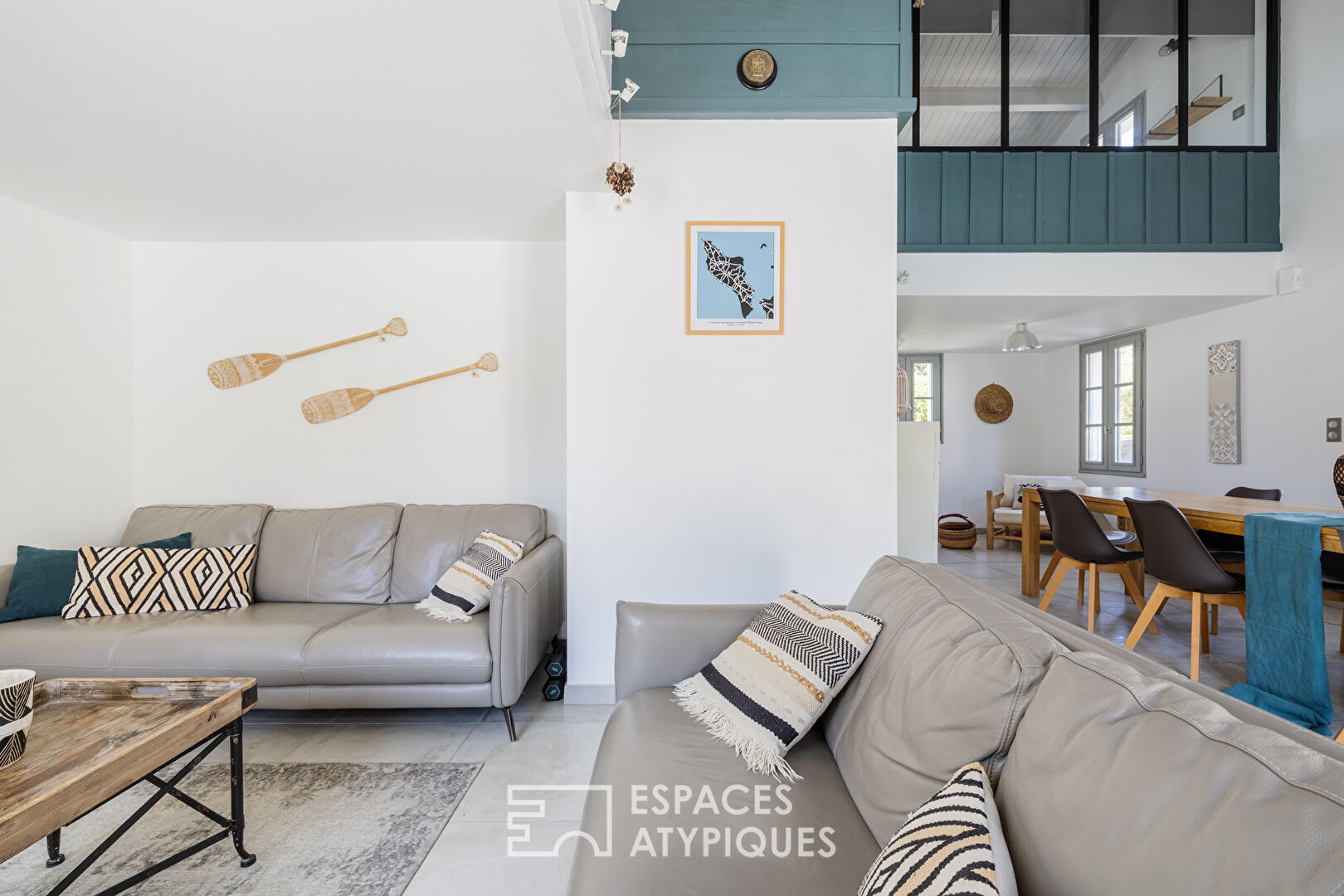Villa contemporaine entre ciel bleu, sable chaud et vie de village