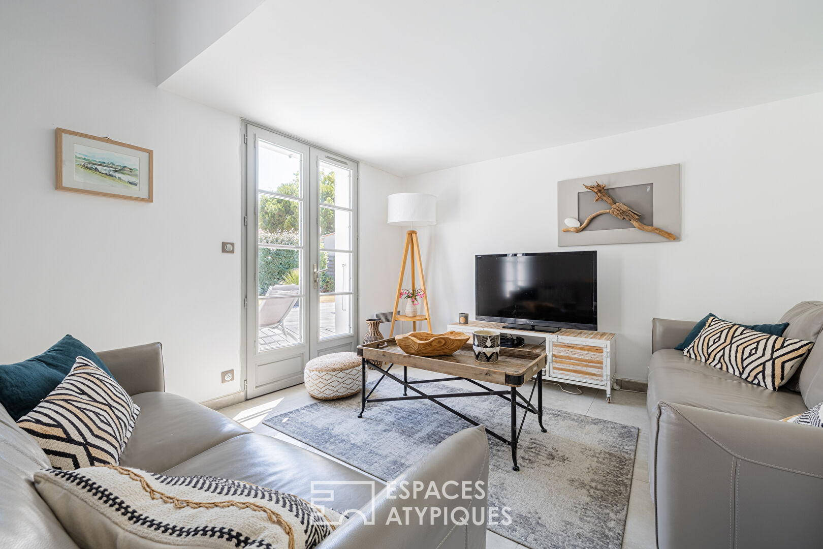 Villa contemporaine entre ciel bleu, sable chaud et vie de village