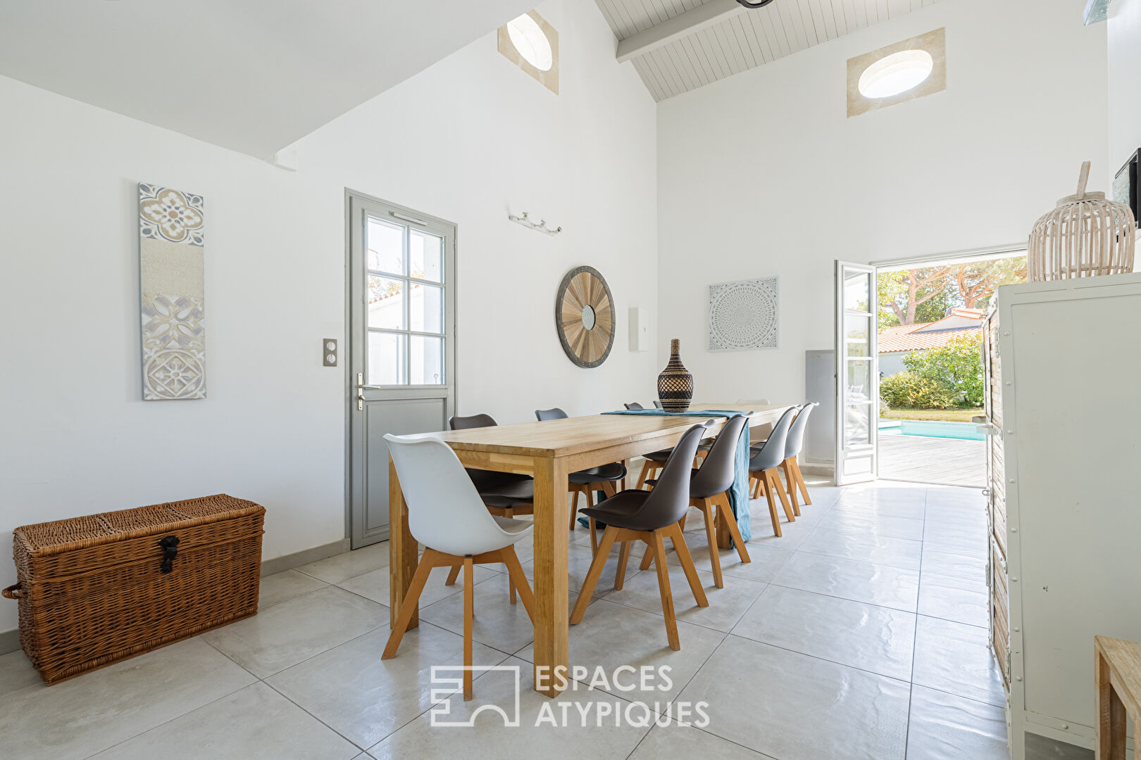 Villa contemporaine entre ciel bleu, sable chaud et vie de village