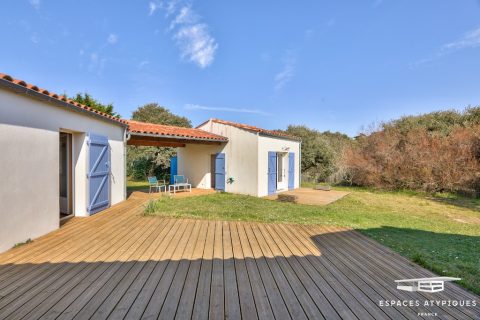 Vacancière face aux dunes