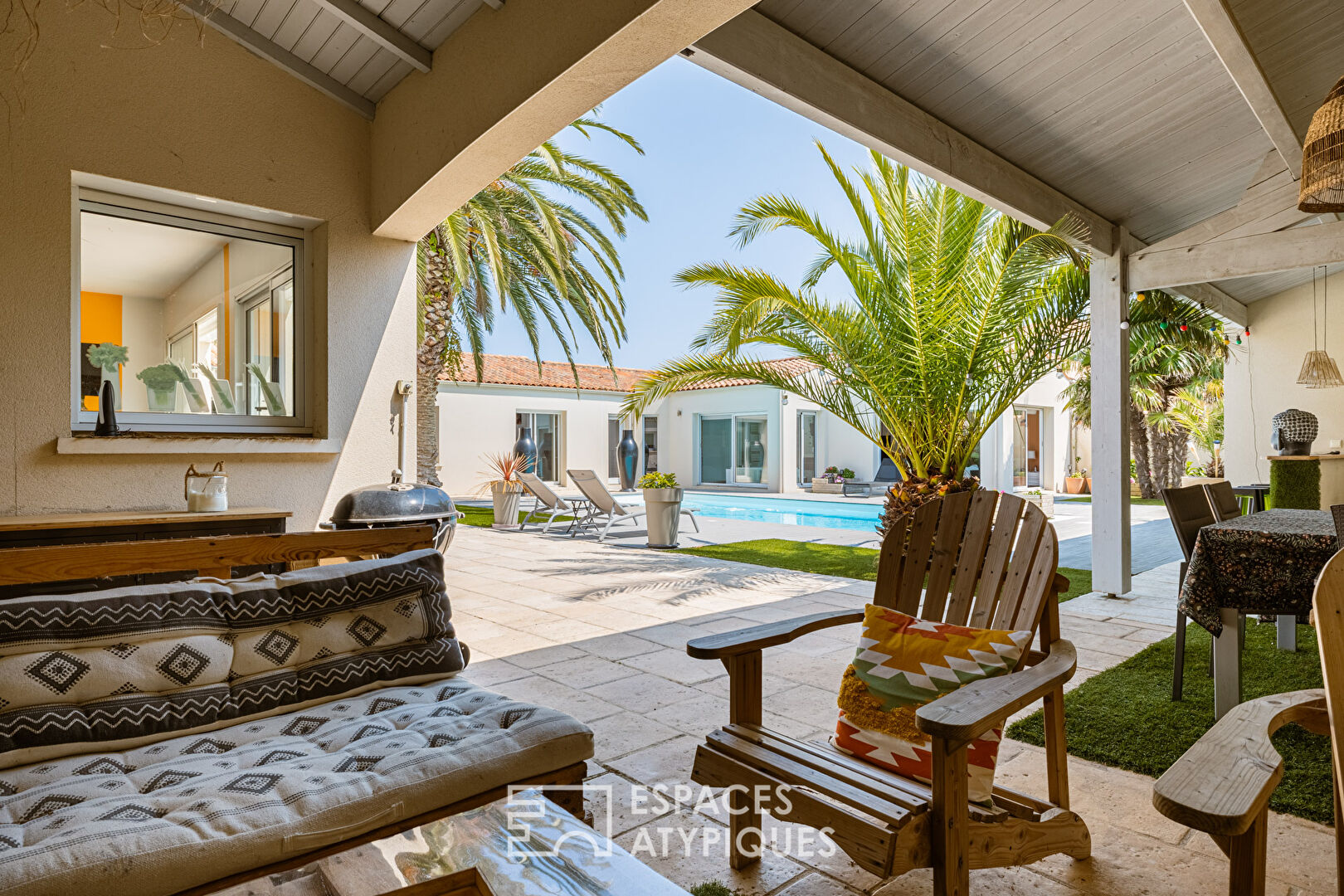 Villa contemporaine avec piscine et salle de cinéma privée, à deux pas du littoral