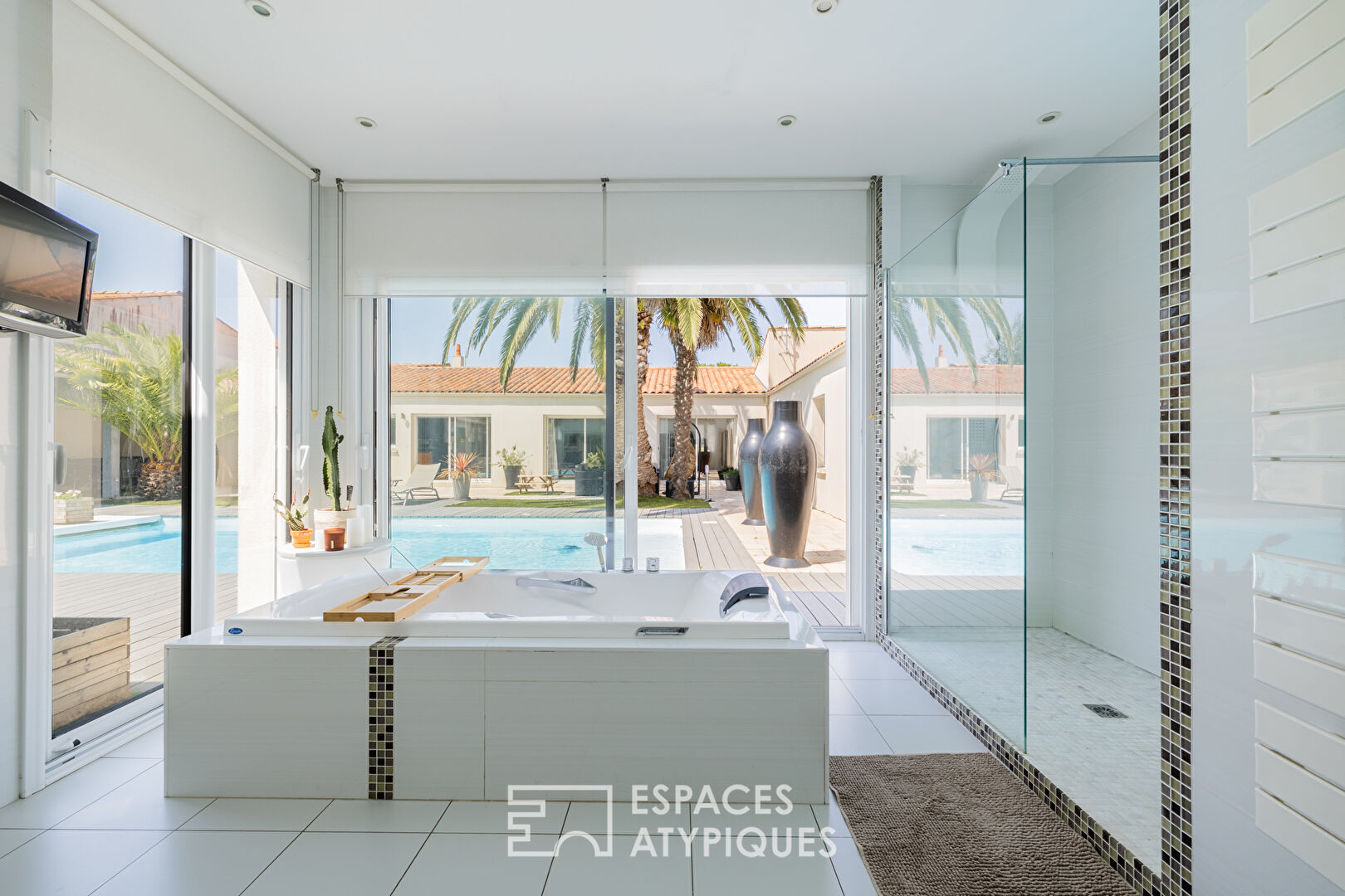Villa contemporaine avec piscine et salle de cinéma privée, à deux pas du littoral
