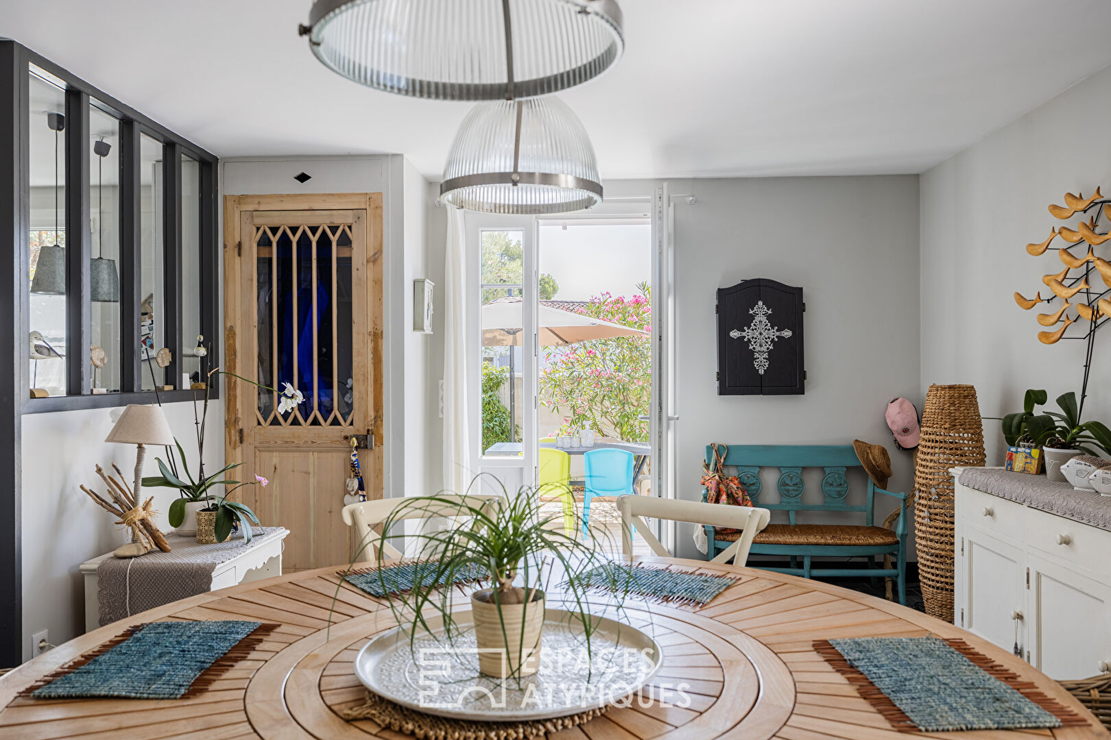 Single-story villa in a quiet location, a stone’s throw from the beaches