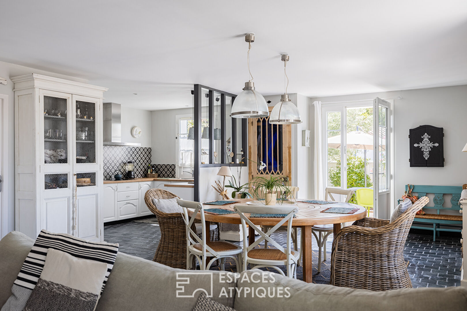 Single-story villa in a quiet location, a stone’s throw from the beaches