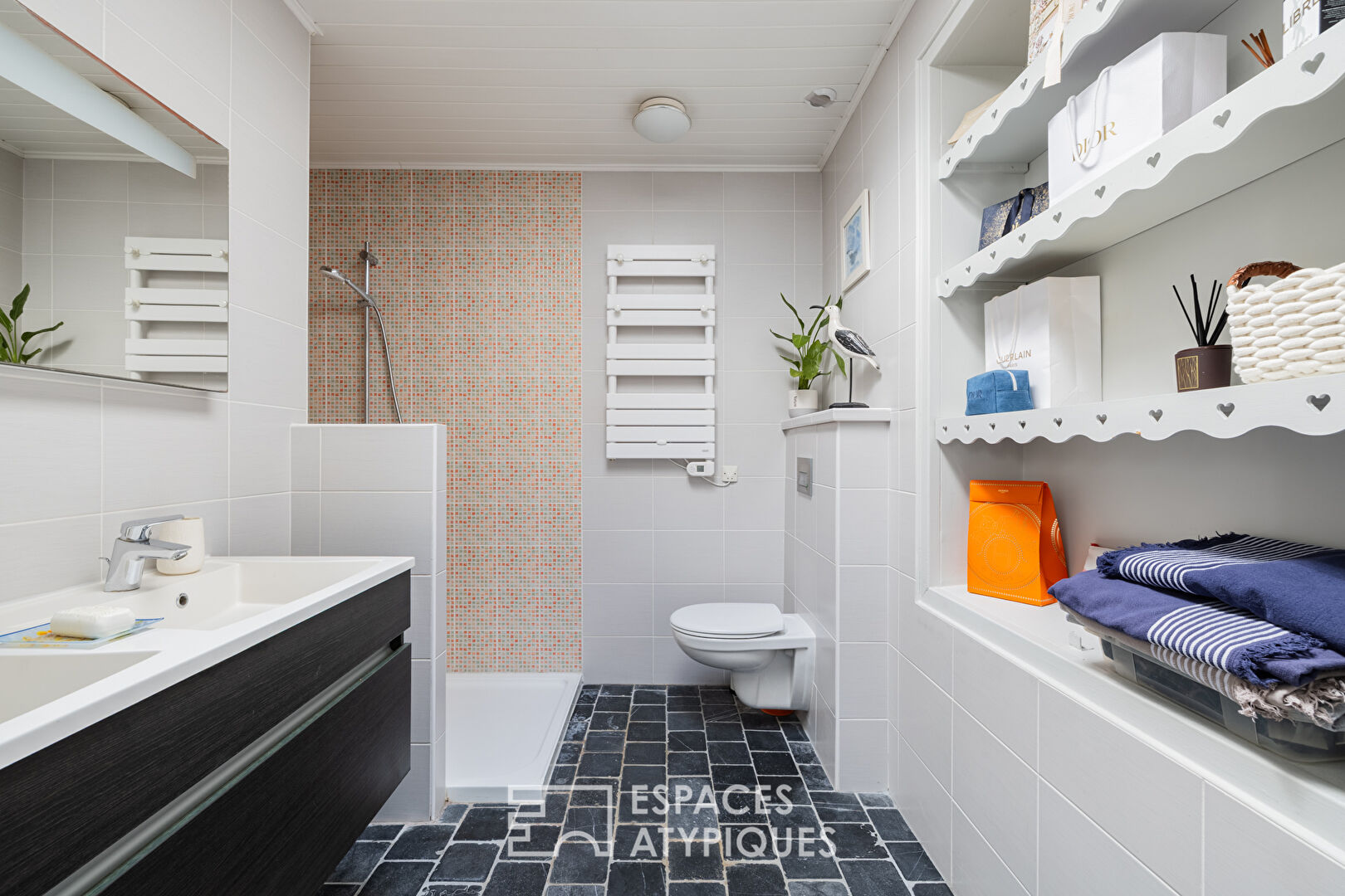Single-story villa in a quiet location, a stone’s throw from the beaches