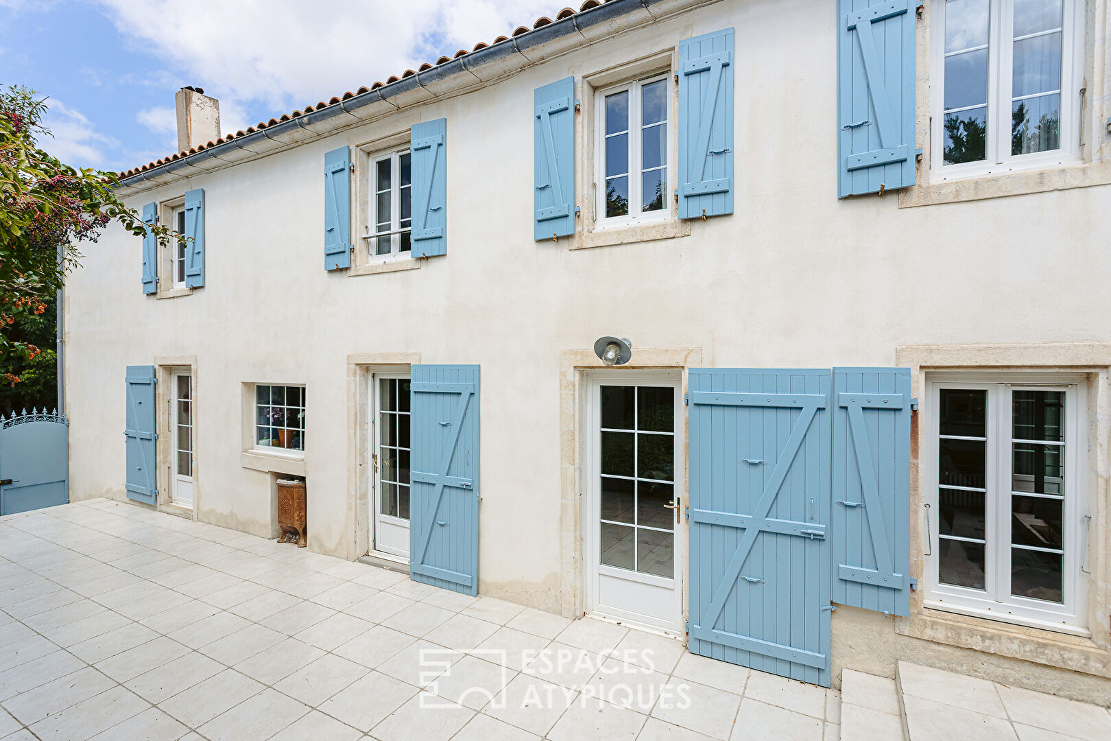 Maison familiale de caractère avec dépendances et piscine