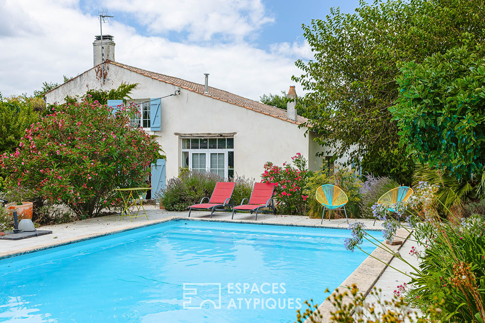 Maison familiale de caractère avec dépendances et piscine