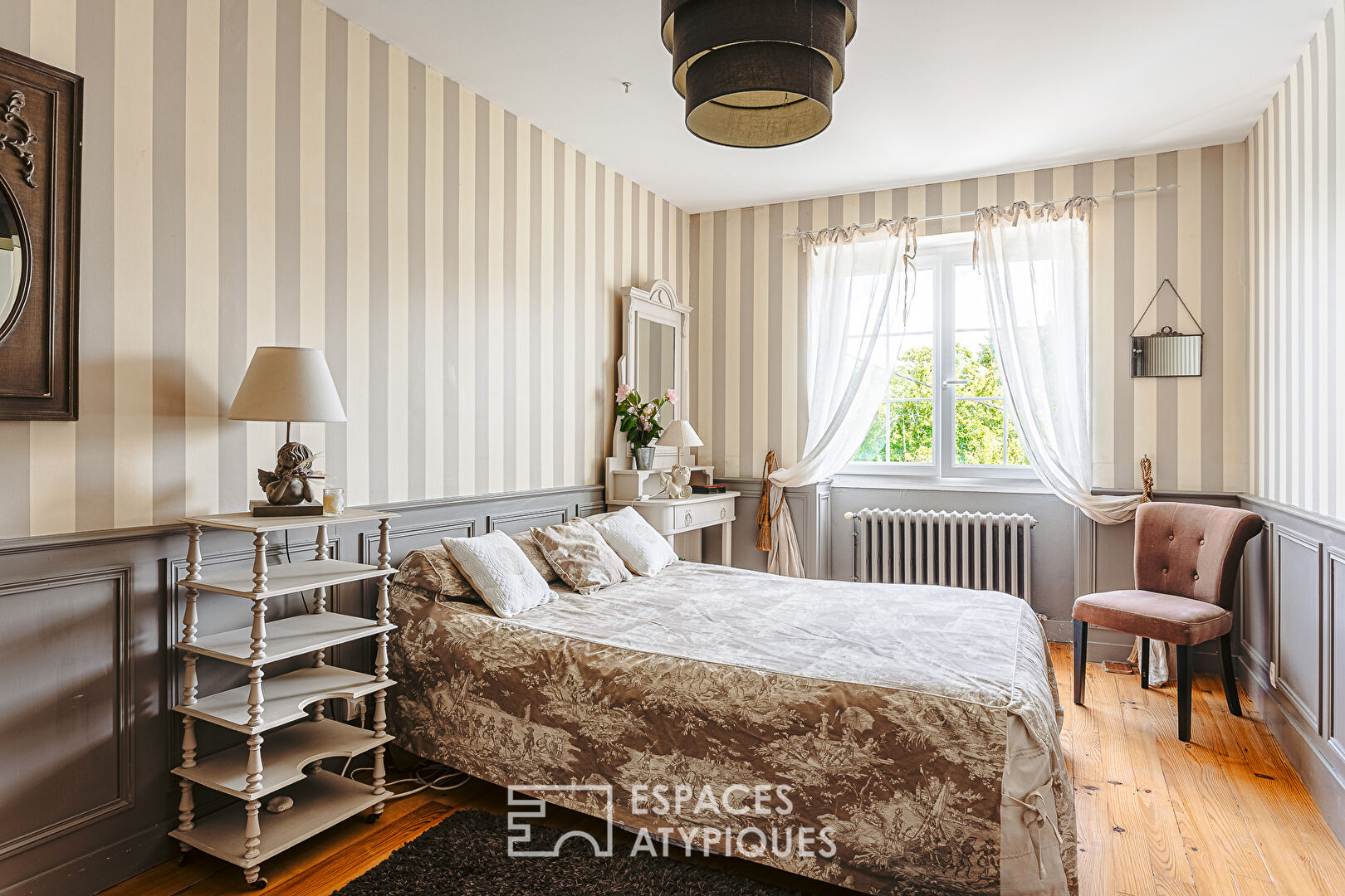 Maison familiale de caractère avec dépendances et piscine