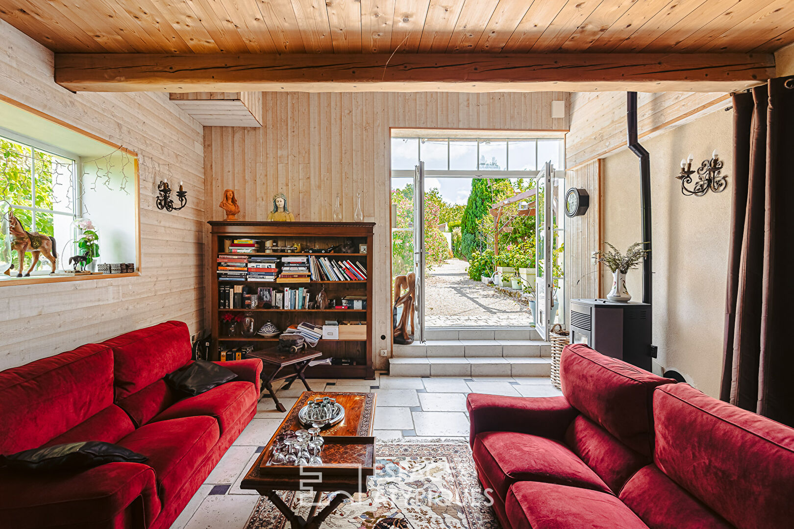 Maison familiale de caractère avec dépendances et piscine
