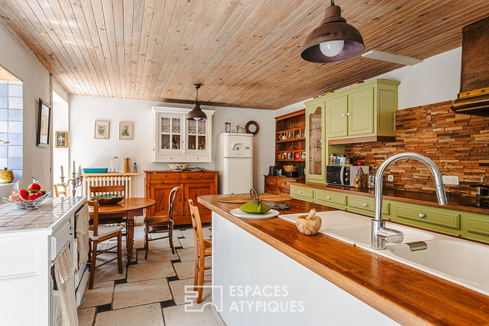 Maison familiale de caractère avec dépendances et piscine