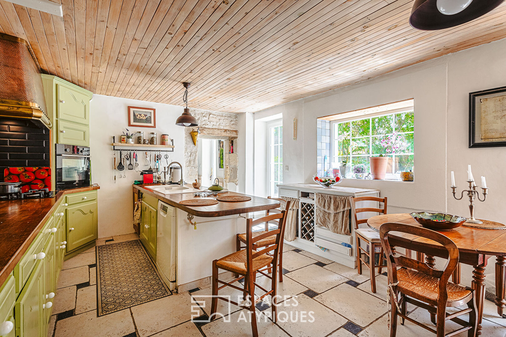 Maison familiale de caractère avec dépendances et piscine