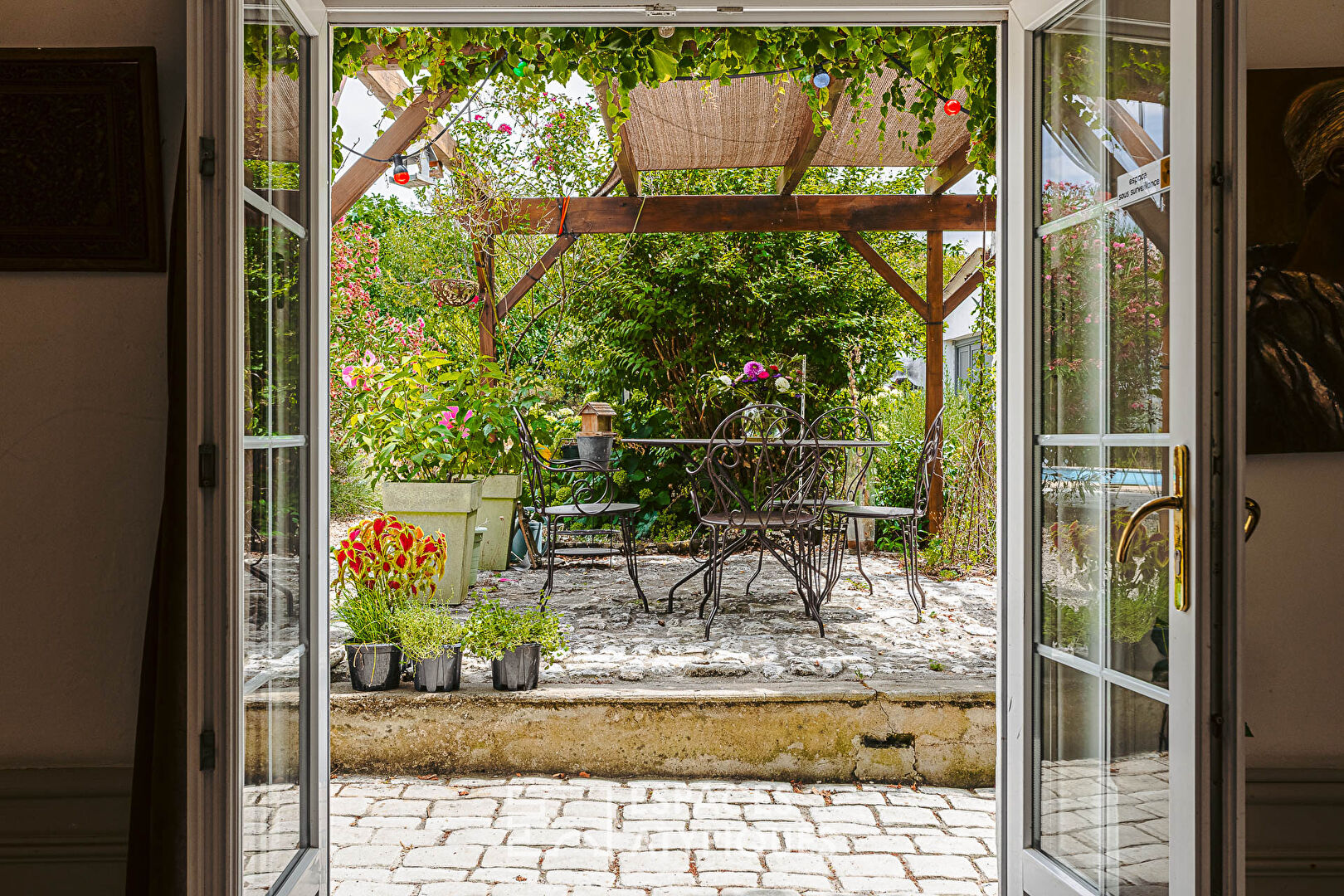 Maison familiale de caractère avec dépendances et piscine