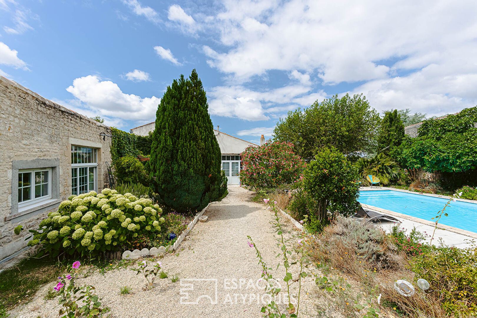 Maison familiale de caractère avec dépendances et piscine