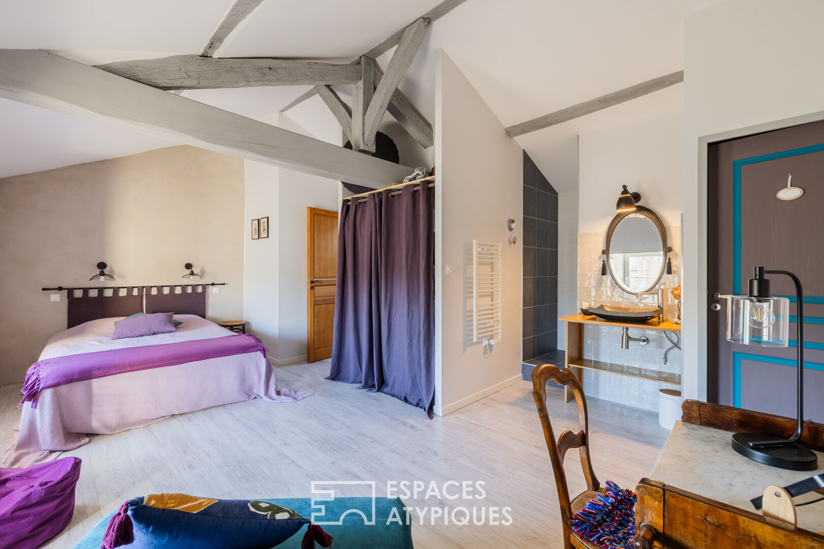Charente property surrounded by vineyards and its two gîtes