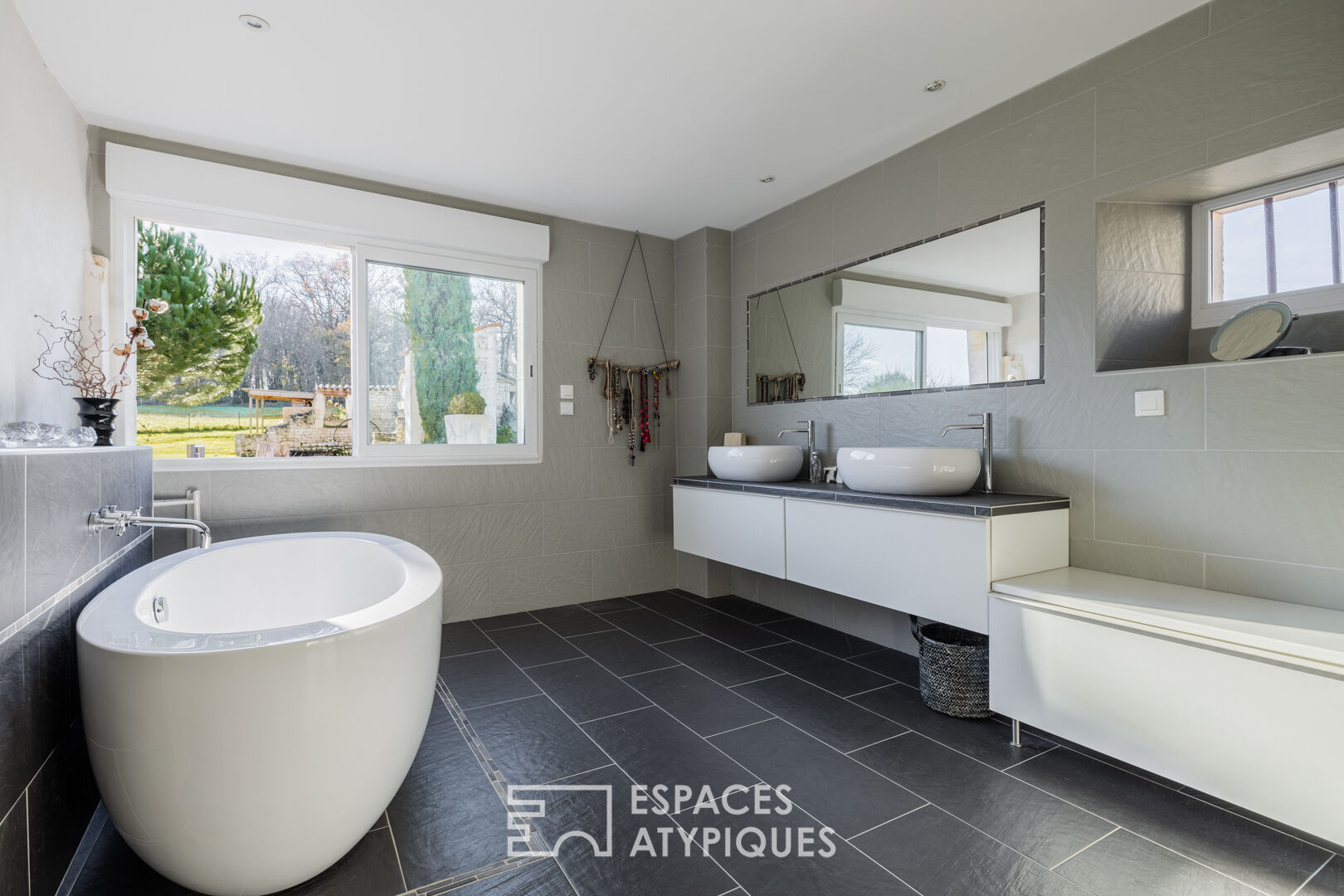 Charente property surrounded by vineyards and its two gîtes