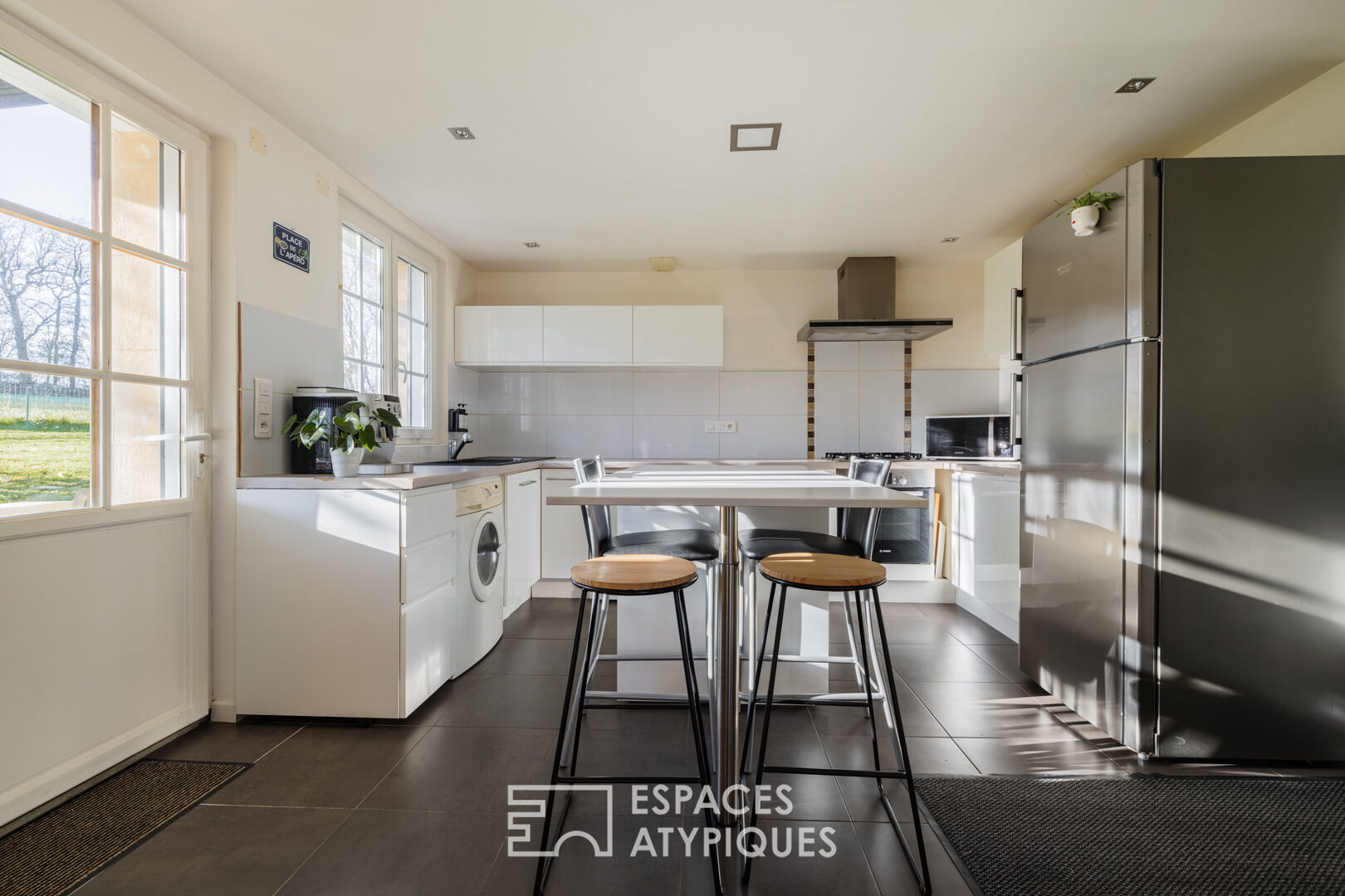 Charente property surrounded by vineyards and its two gîtes