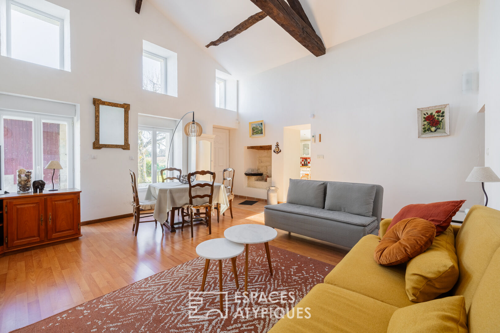 Charente property surrounded by vineyards and its two gîtes