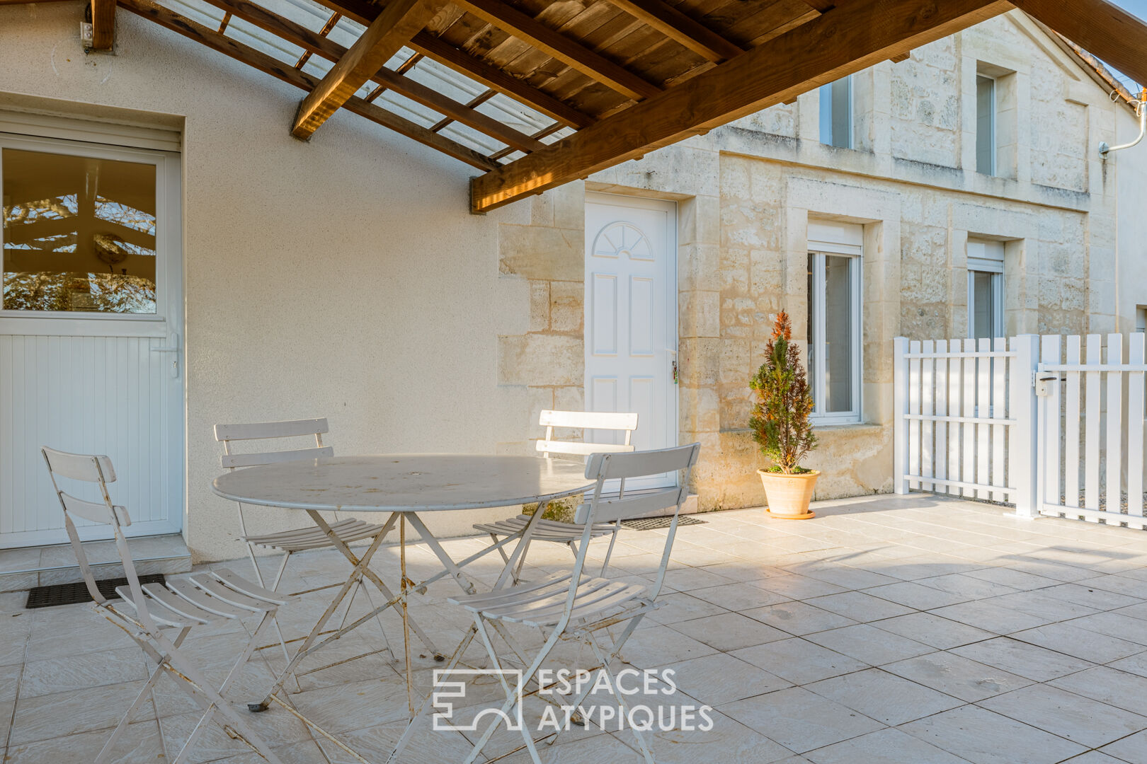 Charente property surrounded by vineyards and its two gîtes