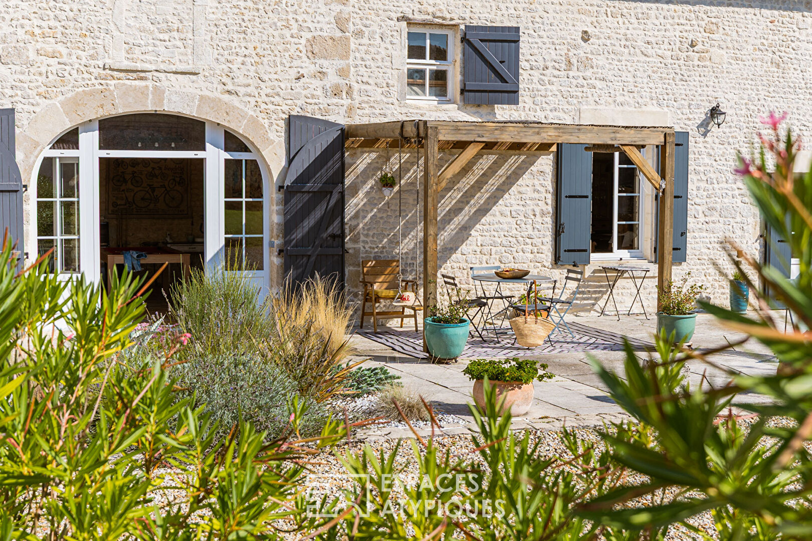 Farmhouse combining calm and authenticity