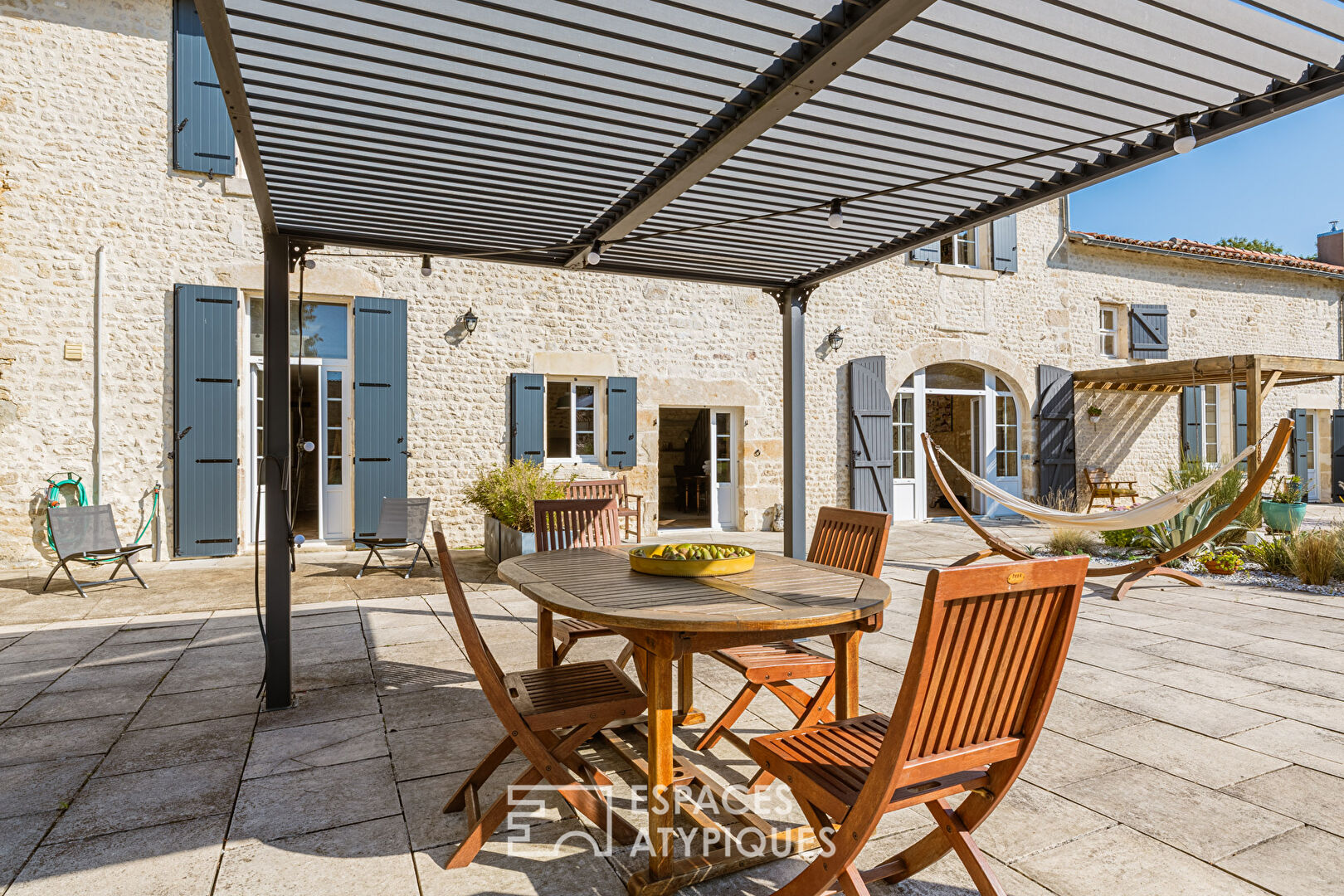 Farmhouse combining calm and authenticity