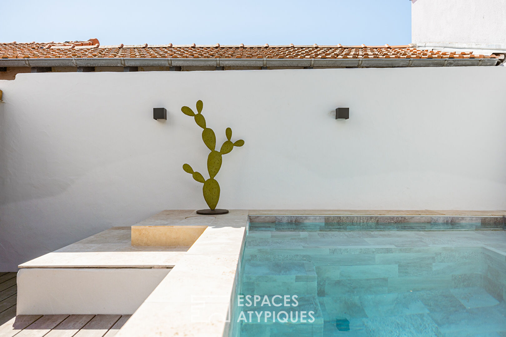 Elegant 1920s seaside resort tastefully renovated