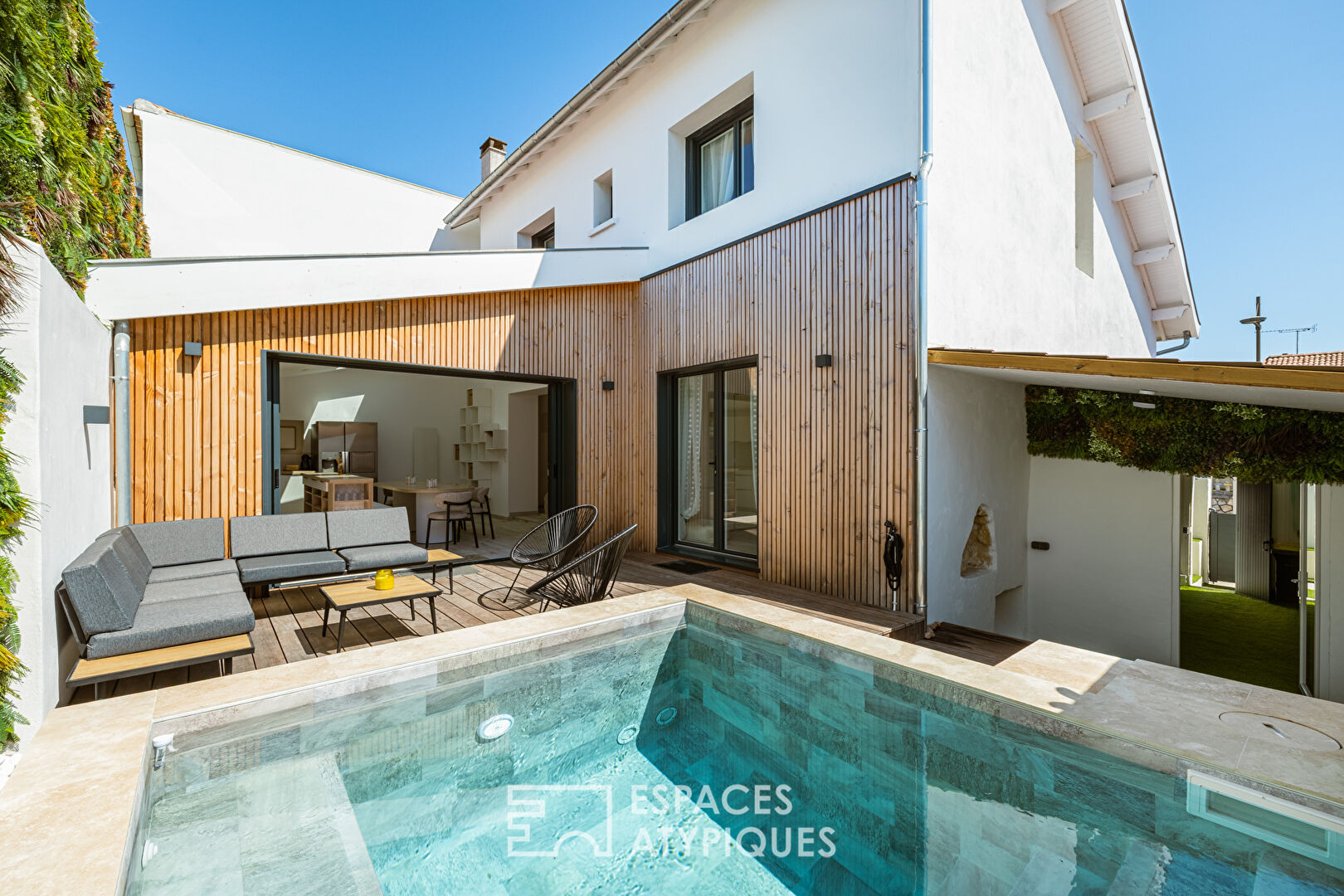 Elegant 1920s seaside resort tastefully renovated