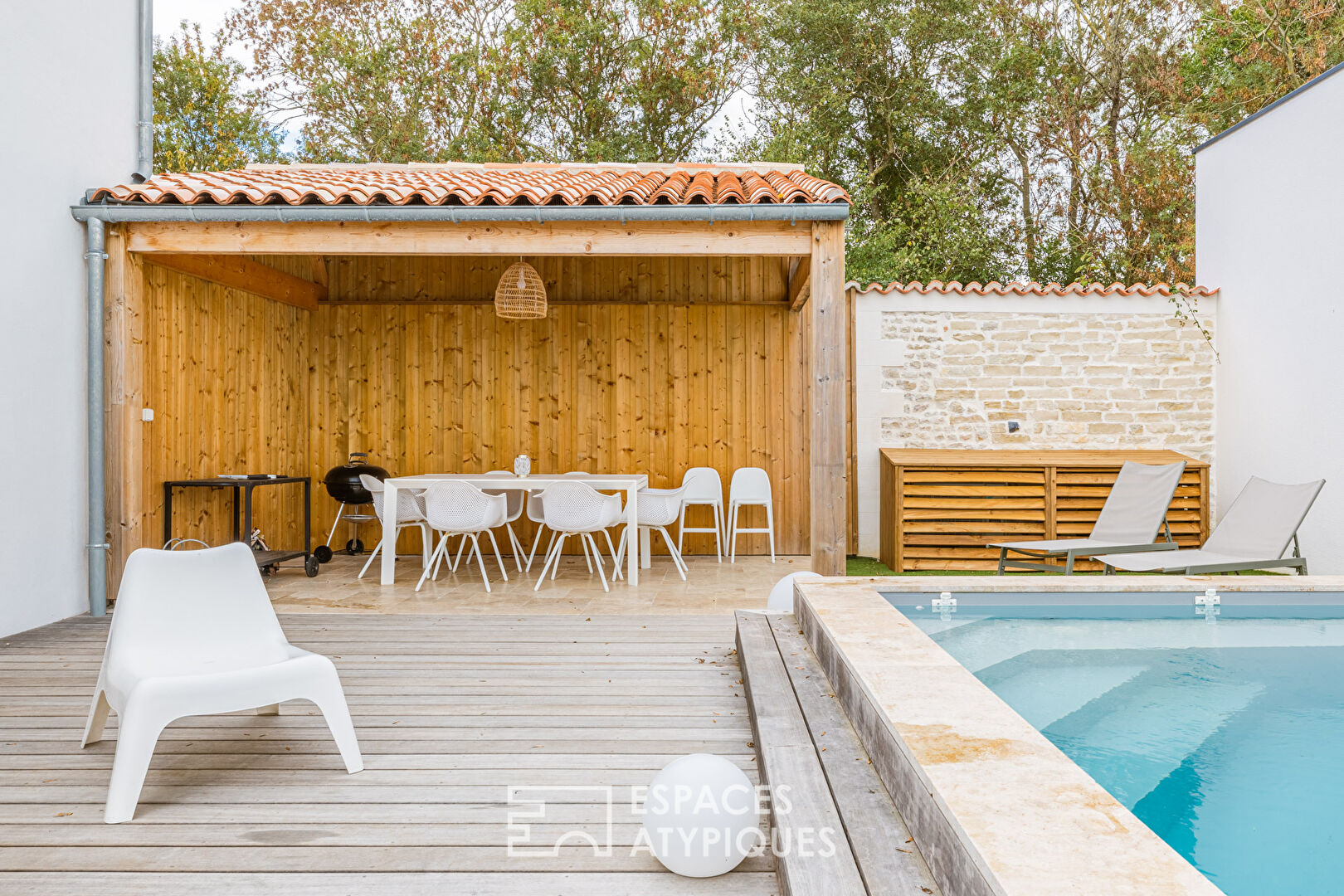 Chic contemporary house with swimming pool