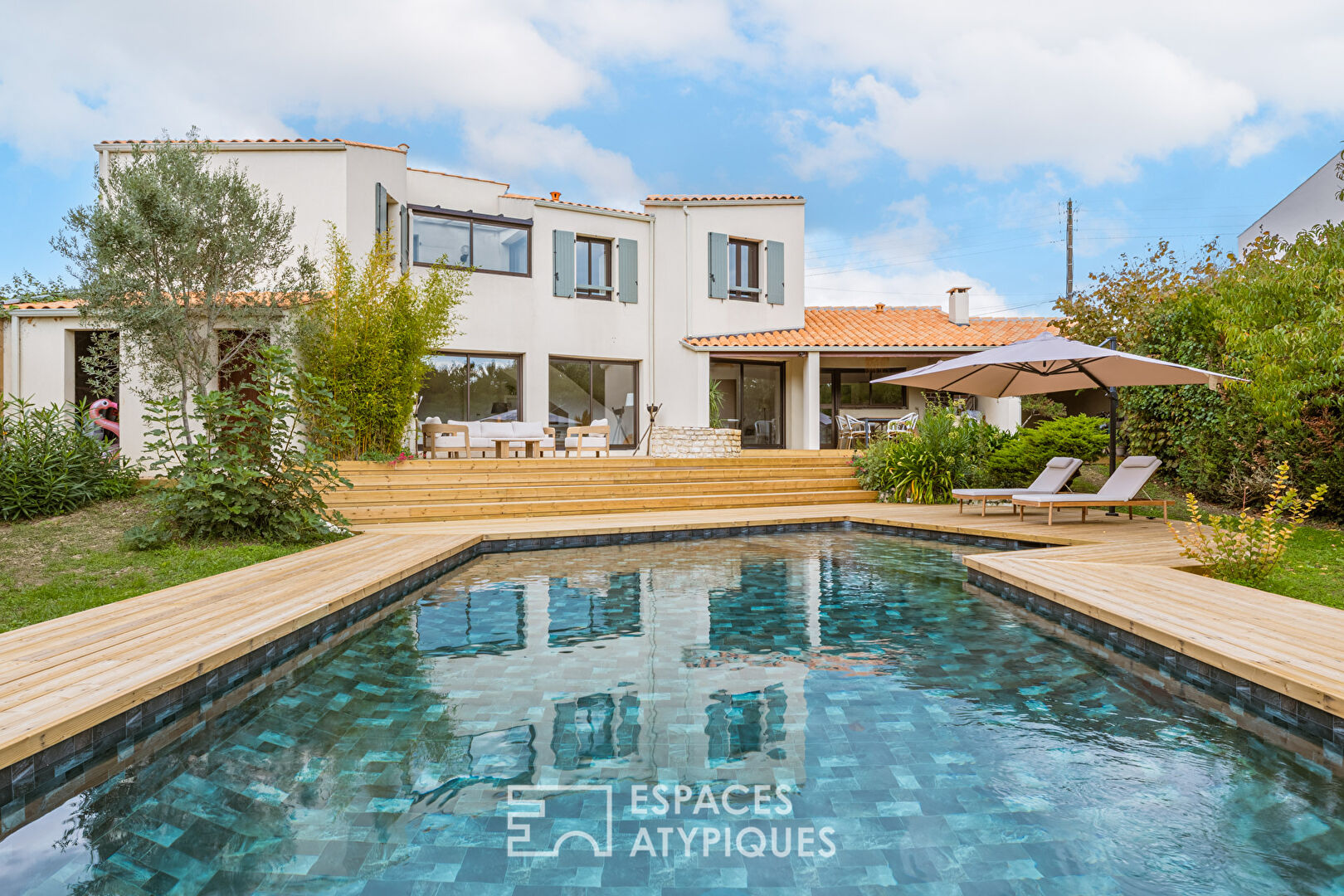 Architect-designed house with swimming pool