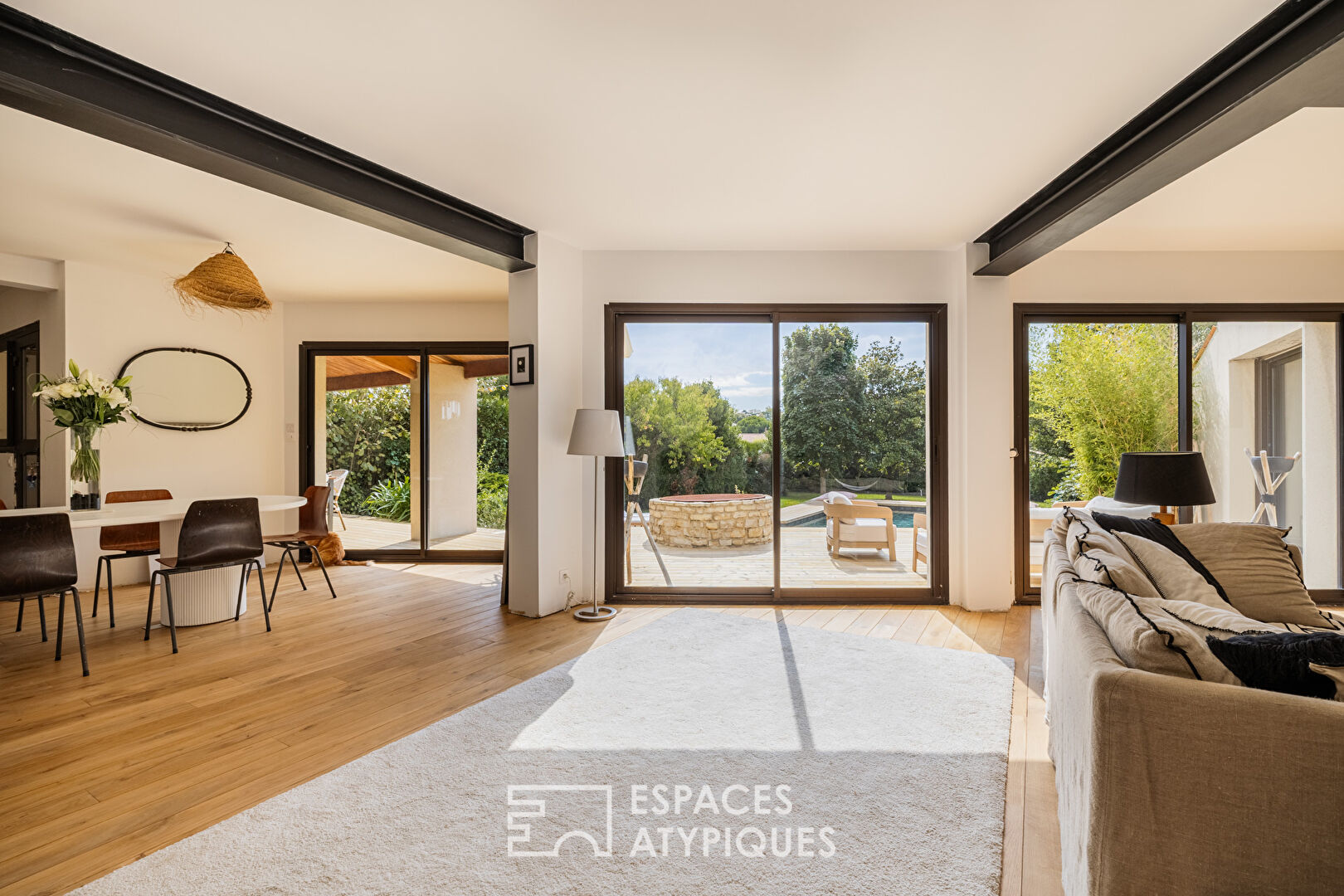 Architect-designed house with swimming pool
