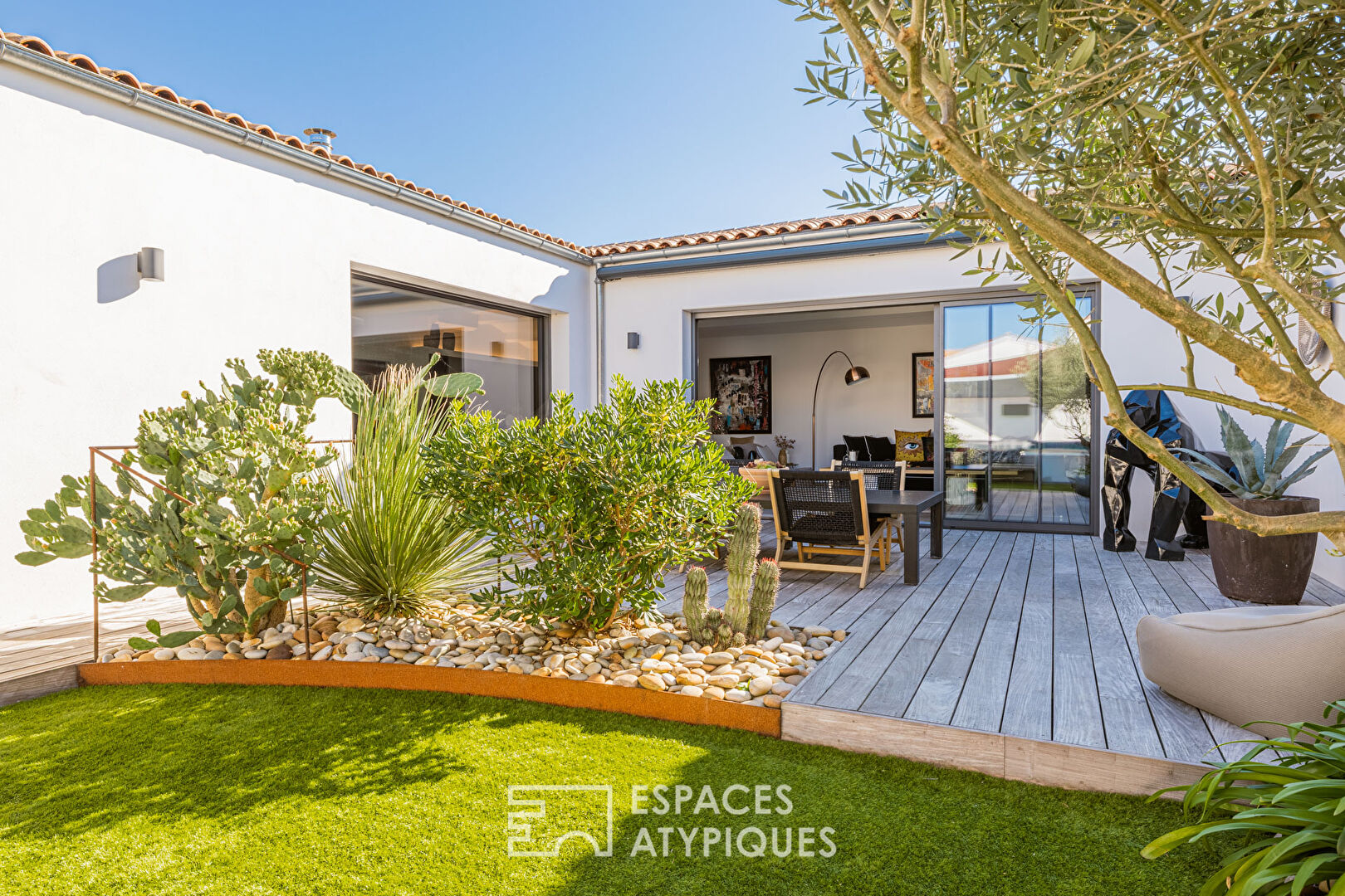 Contemporary single-story house with exceptional materials