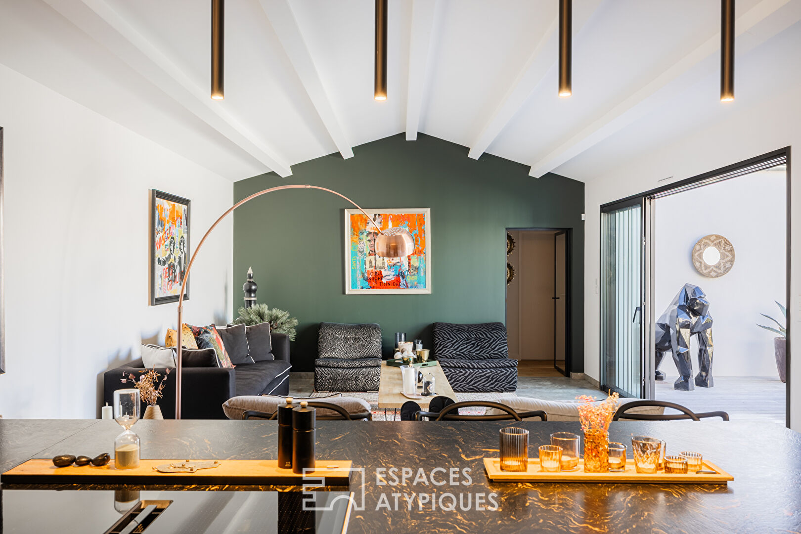 Contemporary single-story house with exceptional materials