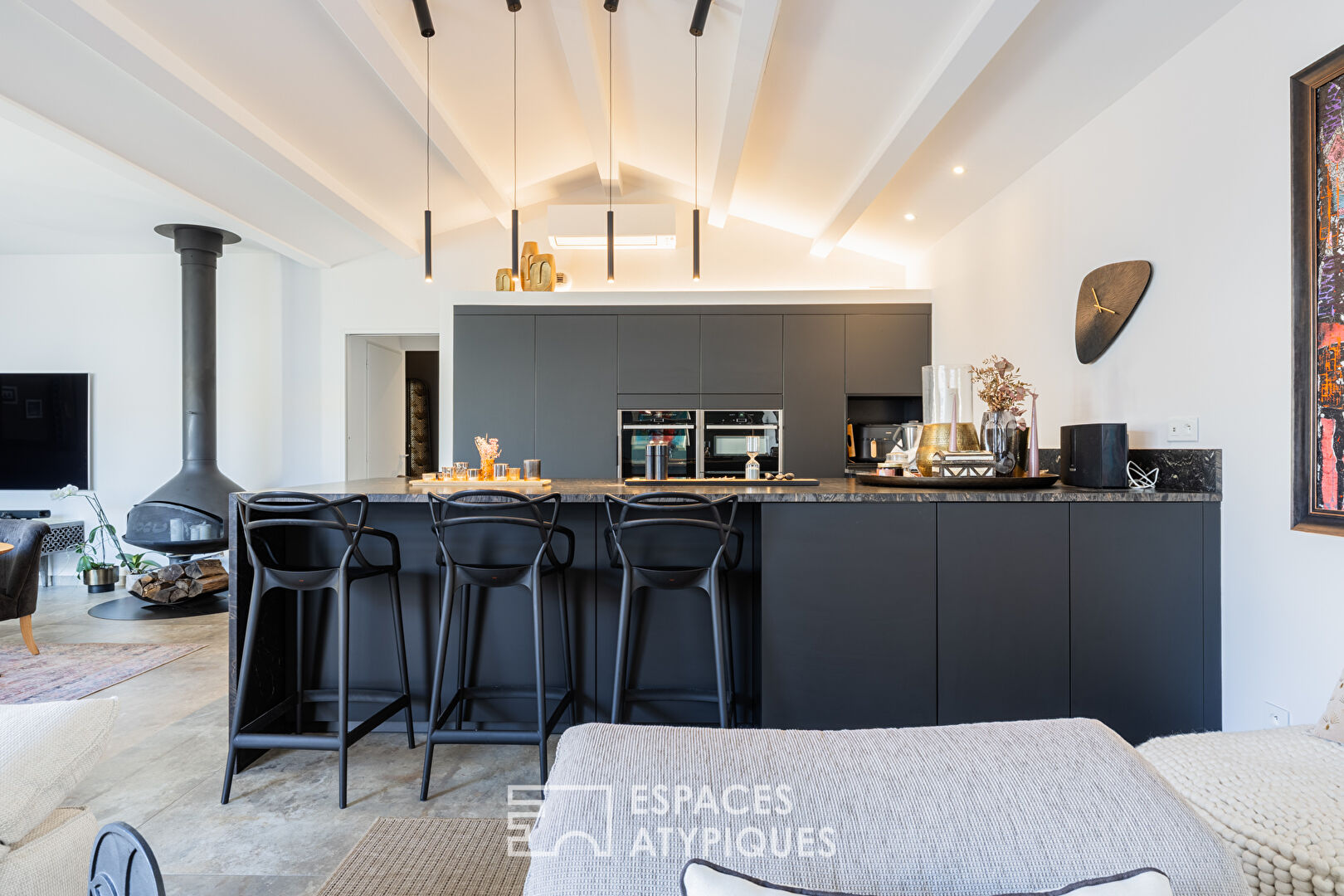 Contemporary single-story house with exceptional materials