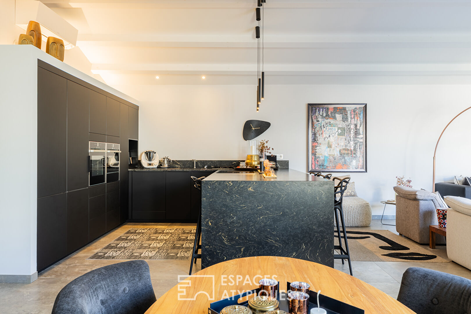Contemporary single-story house with exceptional materials