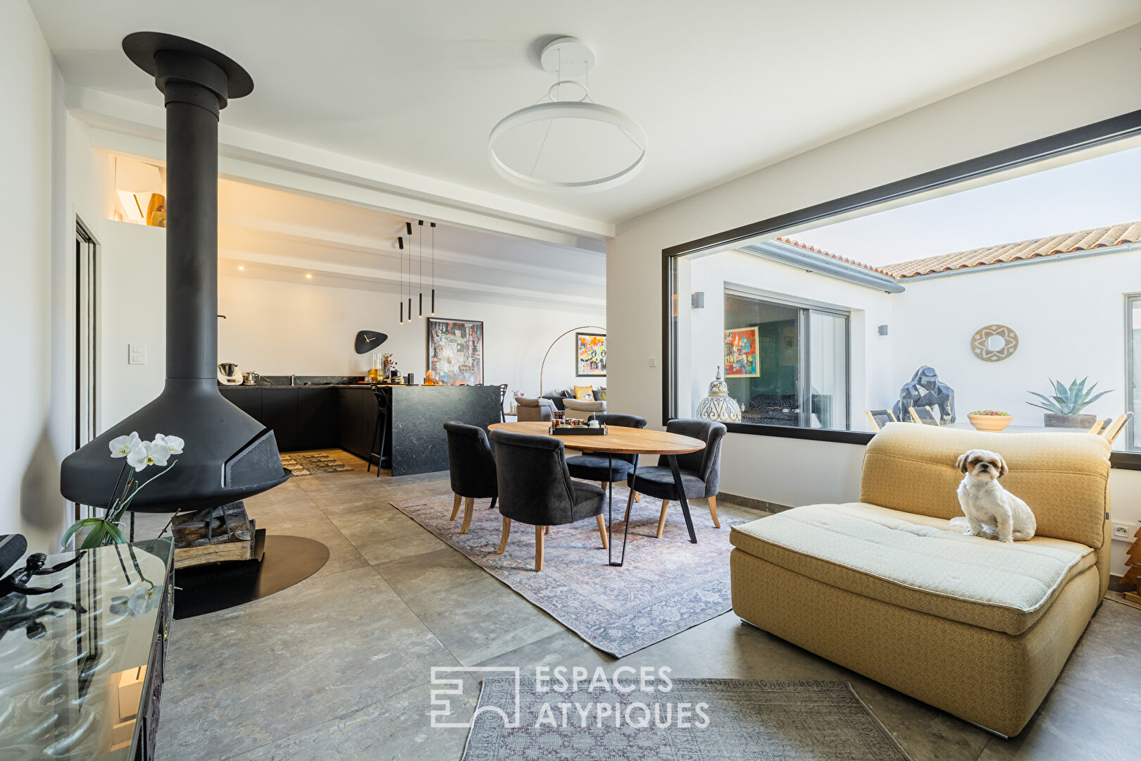 Contemporary single-story house with exceptional materials