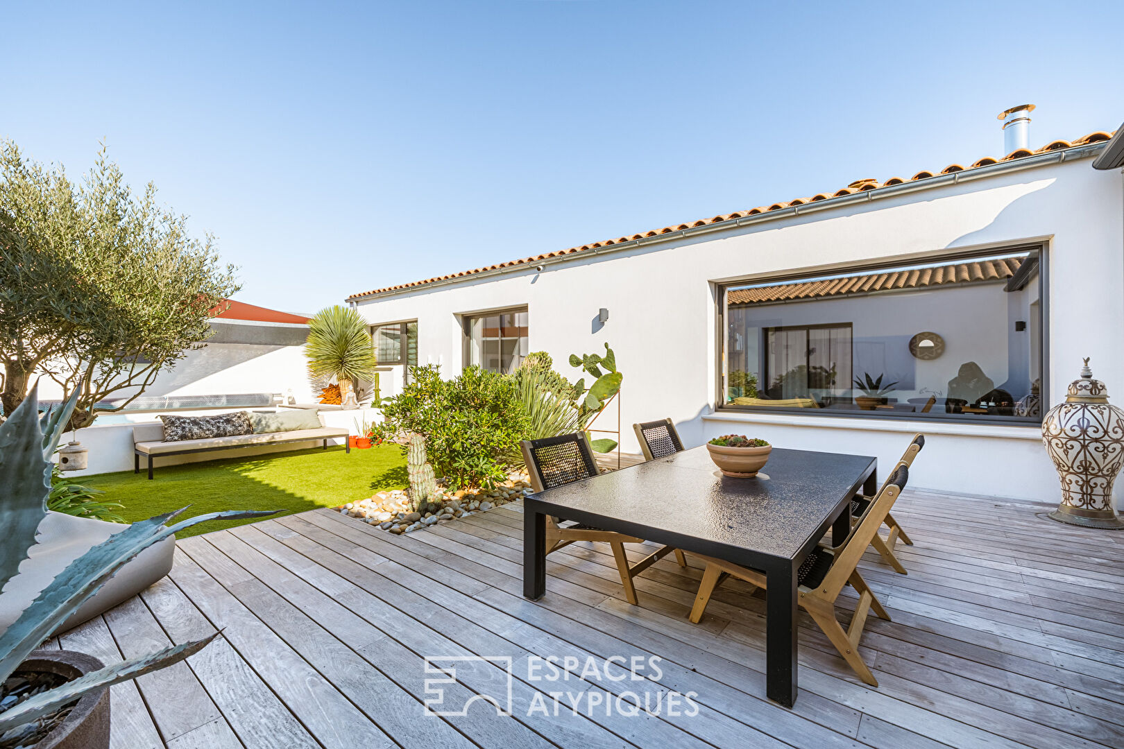 Contemporary single-story house with exceptional materials