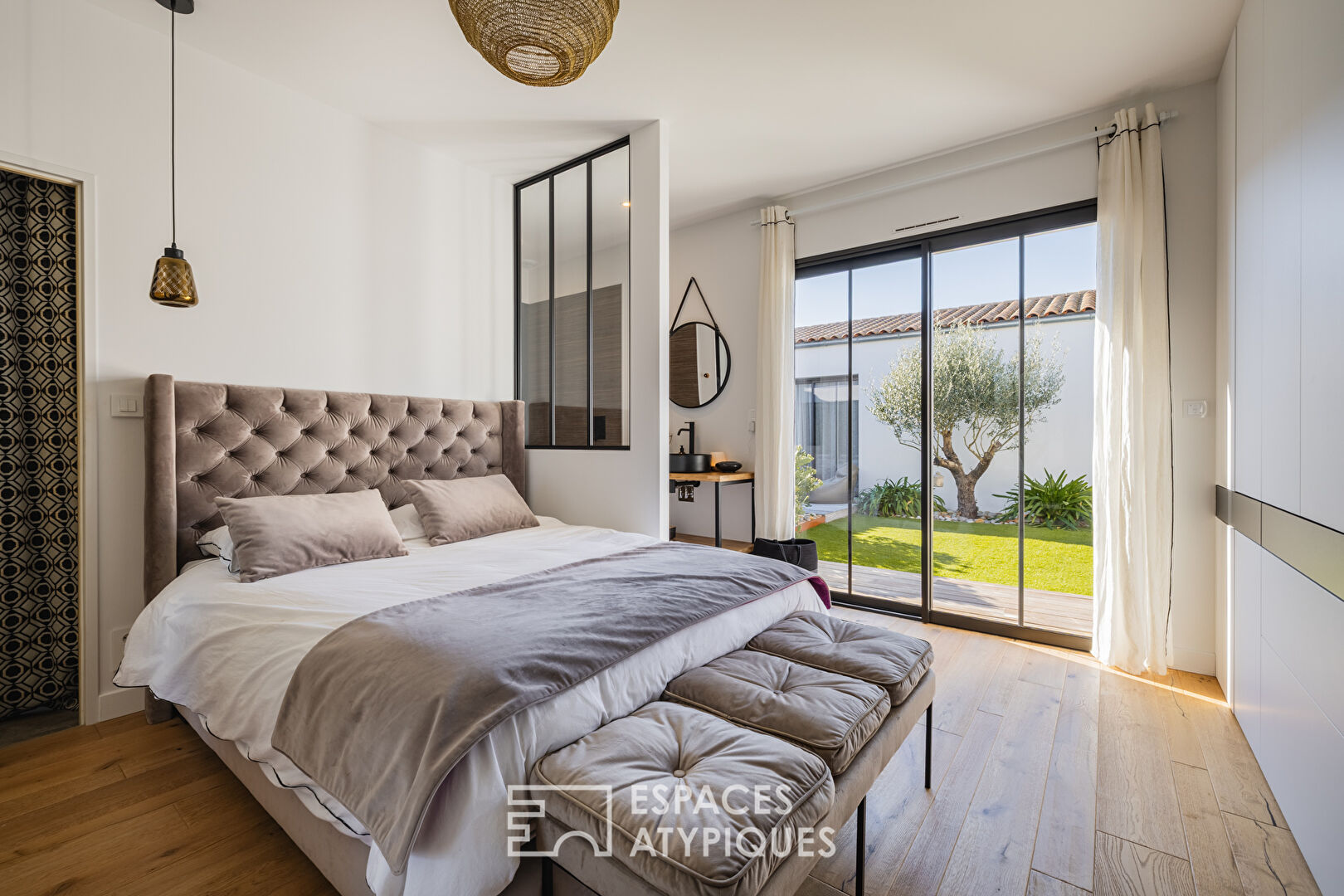 Contemporary single-story house with exceptional materials