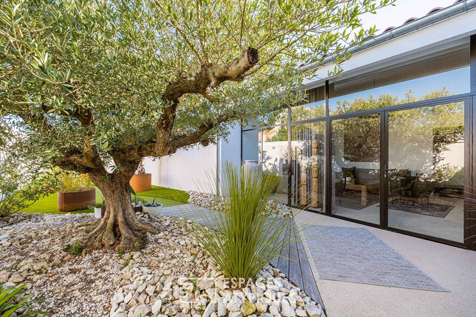 Contemporary single-story house with exceptional materials