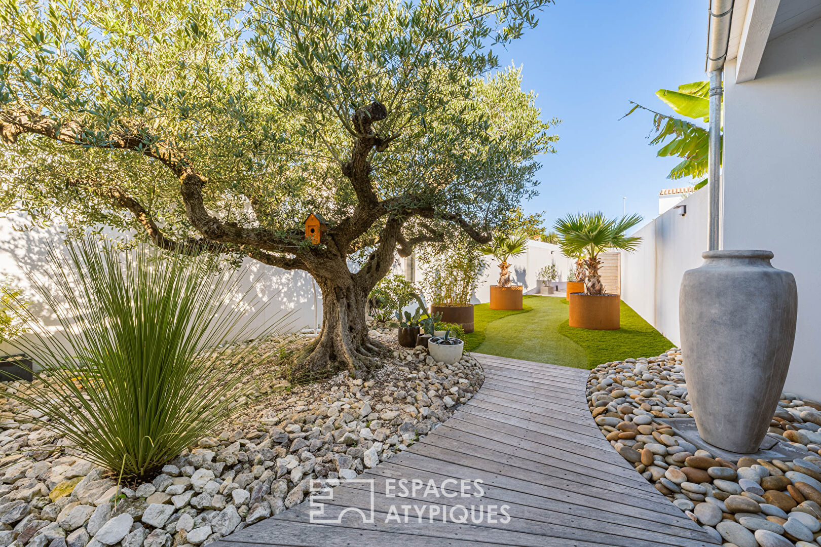 Contemporary single-story house with exceptional materials