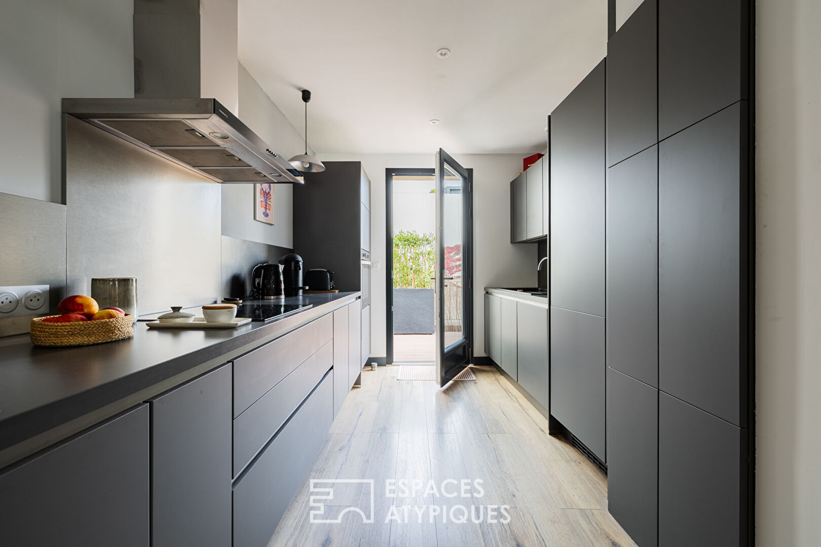 Apartment with terrace and neat finishes close to the market