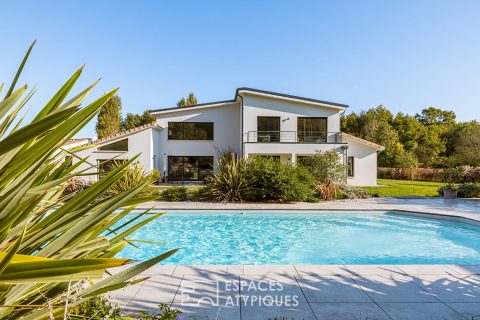 Maison familiale contemporaine entre terre et mer