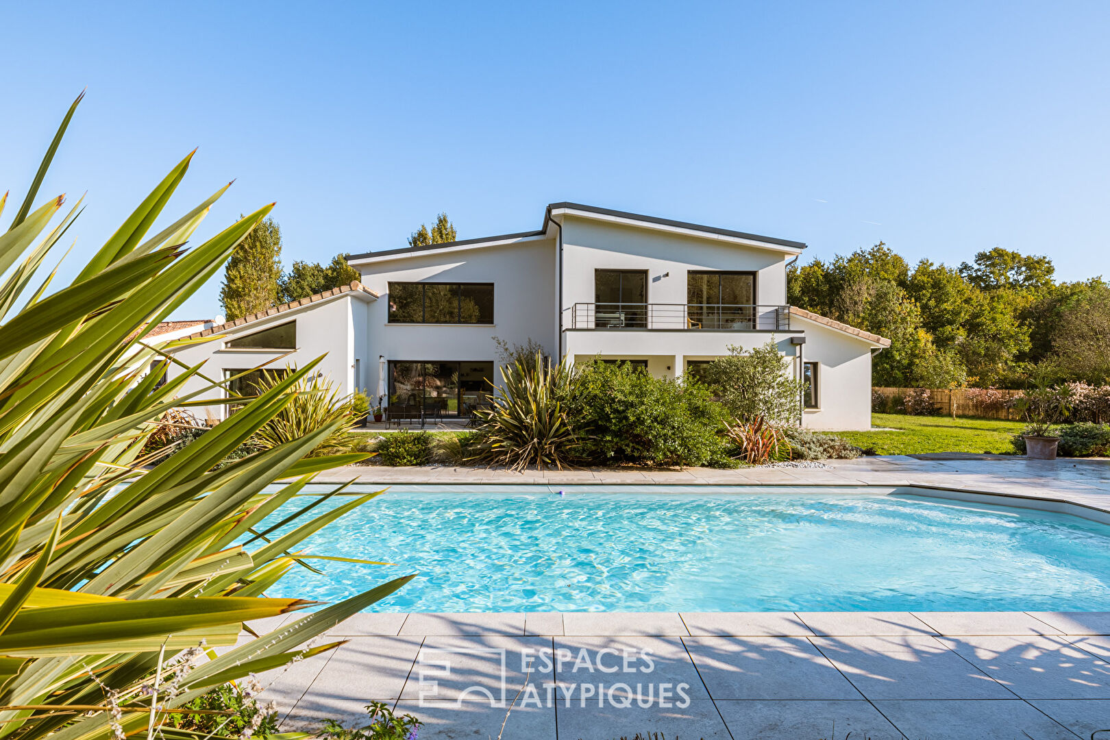 Maison familiale contemporaine entre terre et mer