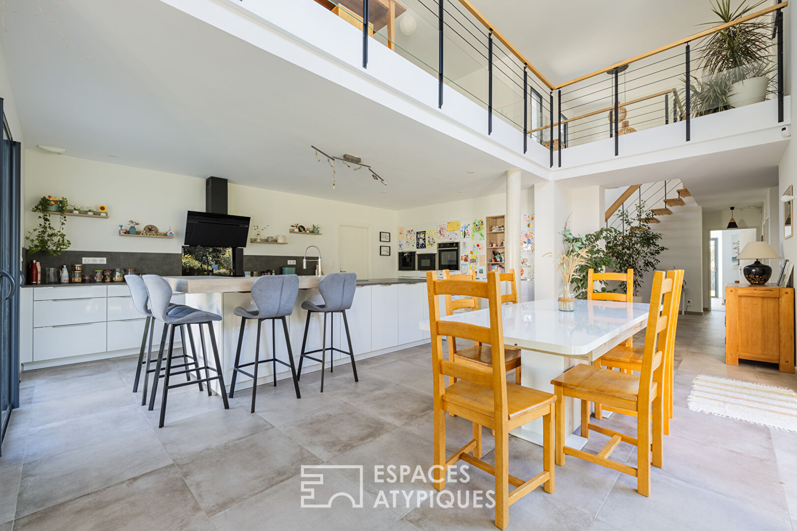 Maison familiale contemporaine entre terre et mer