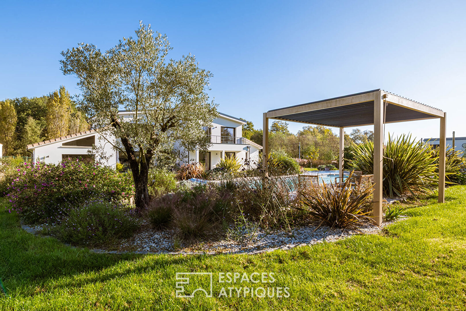 Maison familiale contemporaine entre terre et mer