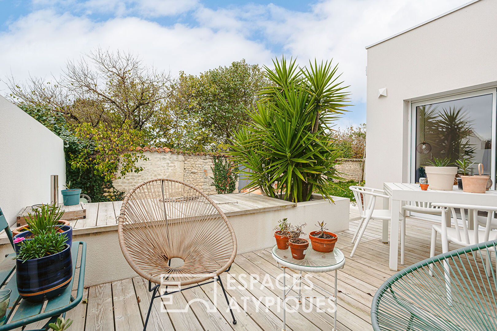 Contemporary house in a quiet location