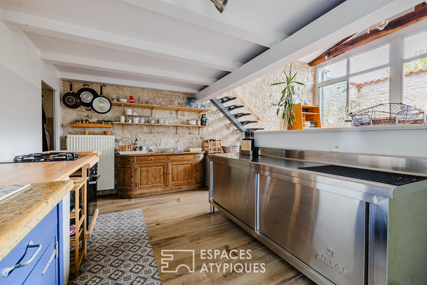 L’âme de la vieille pierre pour cette demeure rénovée à l’abri des regards