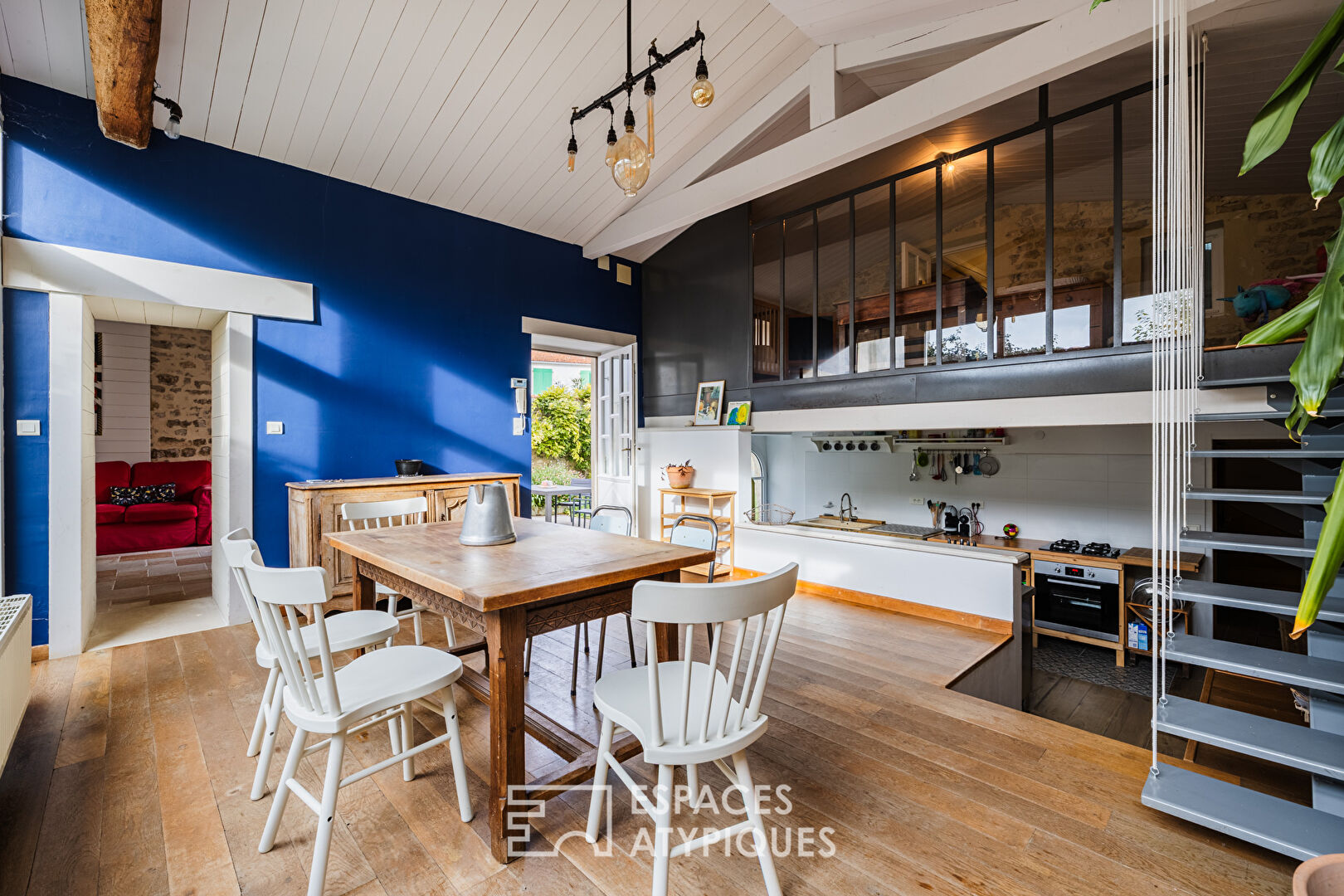 L’âme de la vieille pierre pour cette demeure rénovée à l’abri des regards